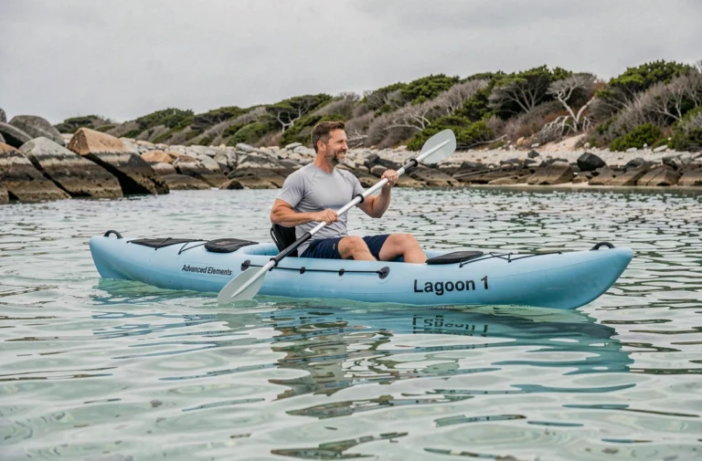 Homme pagayant dans un kayak gonflable Advanced Elements Lagoon 1 sur une eau côtière calme et turquoise